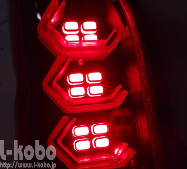 200系ハイエーステールランプ加工20 流れるウインカー｜【エルコボ】ヘッドライト、テールライト加工専門店